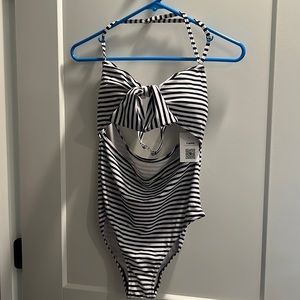 Cupshe Striped Cut-out One-piece swimsuit